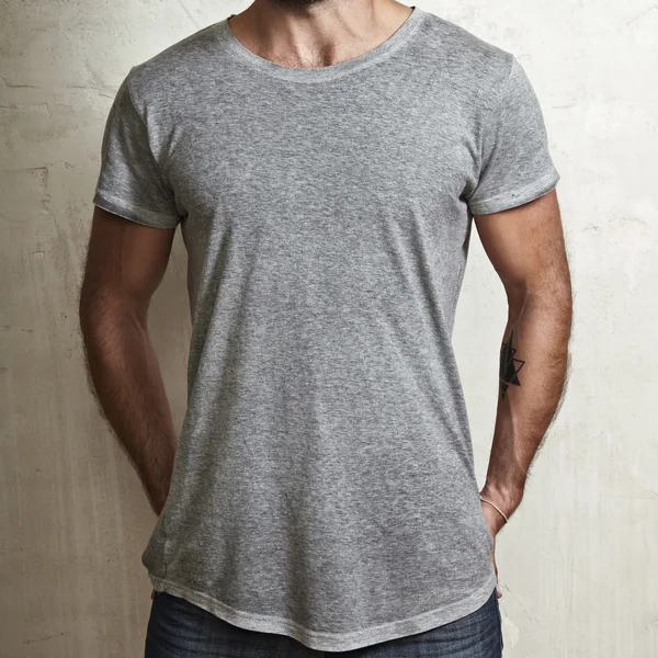 Muscular guy wearing grey t-shirt — Stock Photo, Image