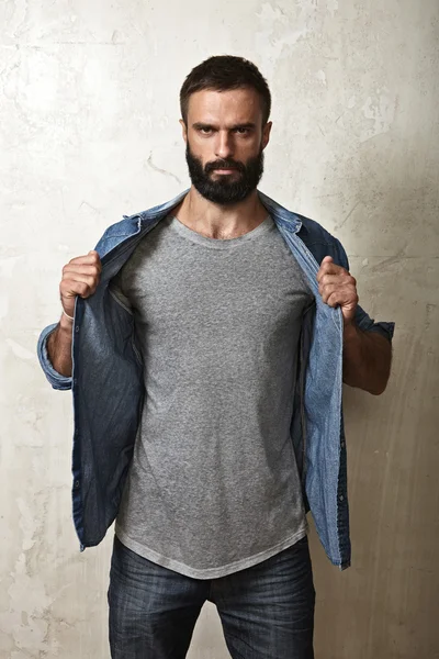 Hombre con camiseta gris en blanco —  Fotos de Stock