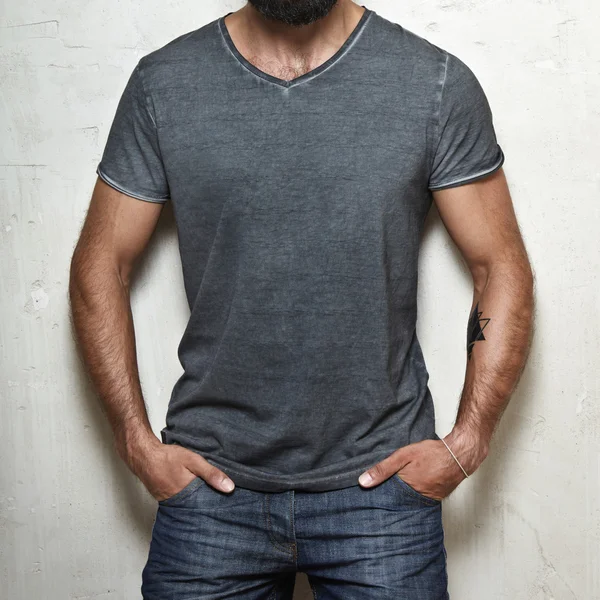Mann trägt graues T-Shirt — Stockfoto