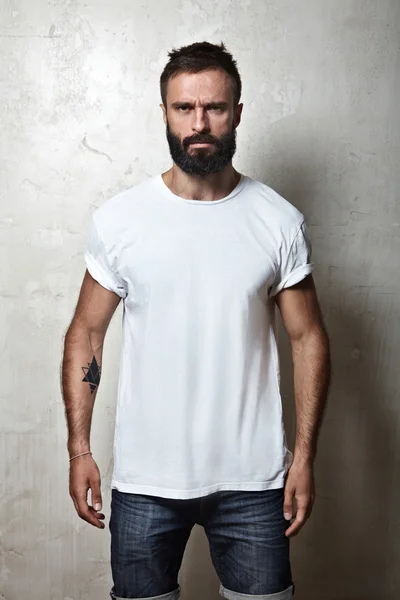 Бородатый парень в белой футболке — стоковое фото