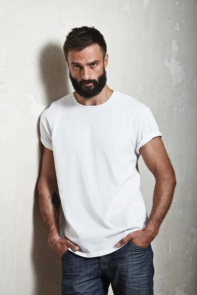 Homme barbu portant un t-shirt blanc — Photo