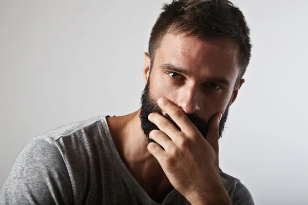 Retrato de un hombre barbudo pensativo —  Fotos de Stock