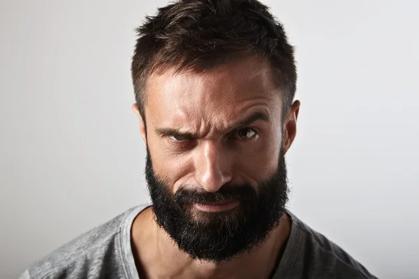 Retrato de um cara barbudo irônico — Fotografia de Stock