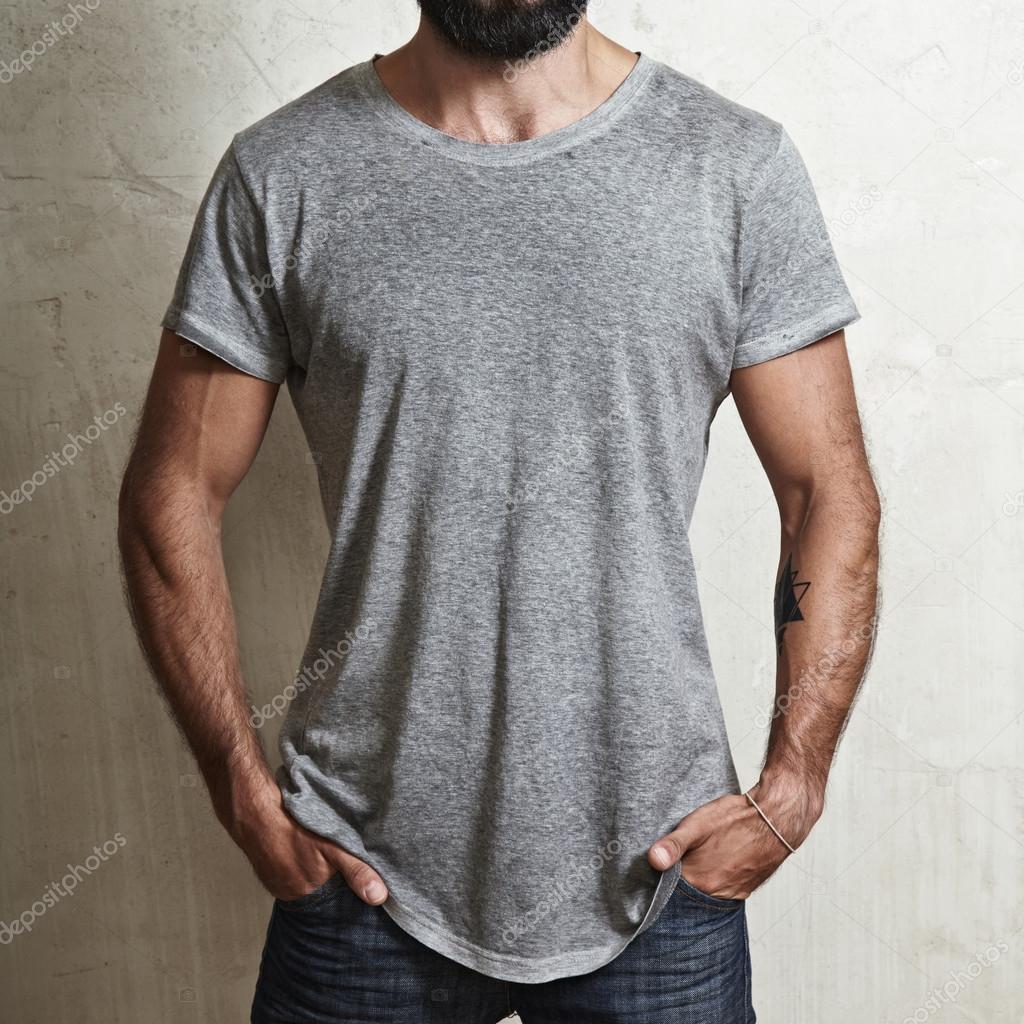 Muscular man wearing grey t-shirt