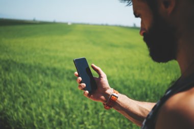 Mockup sakallı adamın onun smartphone içinde arıyorum