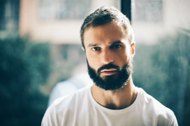 Ciddi bir sakallı adam alay