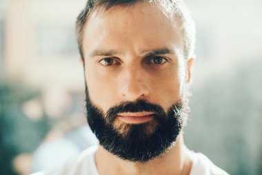 Blure arka plan üzerinde bir adam portresi