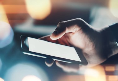 Closeup etkileri ile akıllı telefon kullanarak ele mans