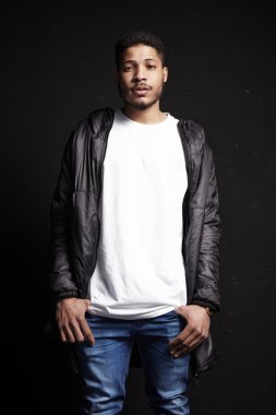 Siyah siyah arka plan üzerine beyaz t-shirt giyen adam