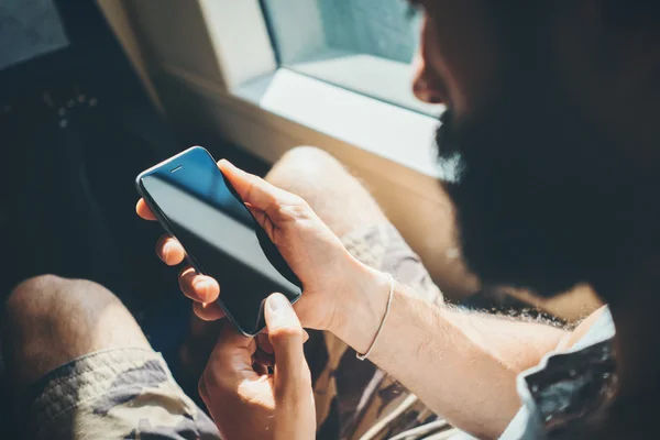 Attrappe eines bärtigen Mannes mit seinem Smartphone — Stockfoto