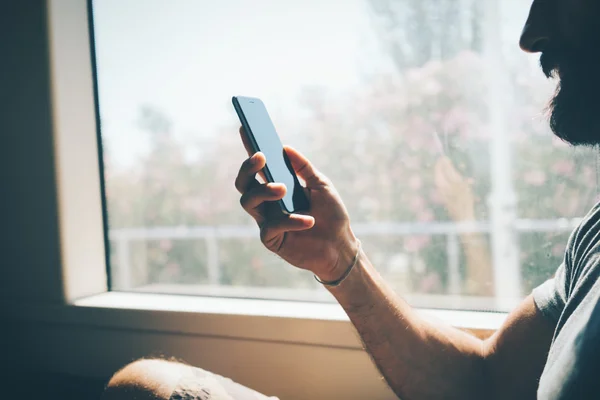 Mockup van bebaarde man via internet in zijn smartphone — Stockfoto