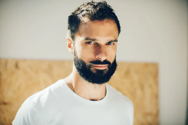 Retrato de um homem bonito vestindo tshirt branca — Fotografia de Stock