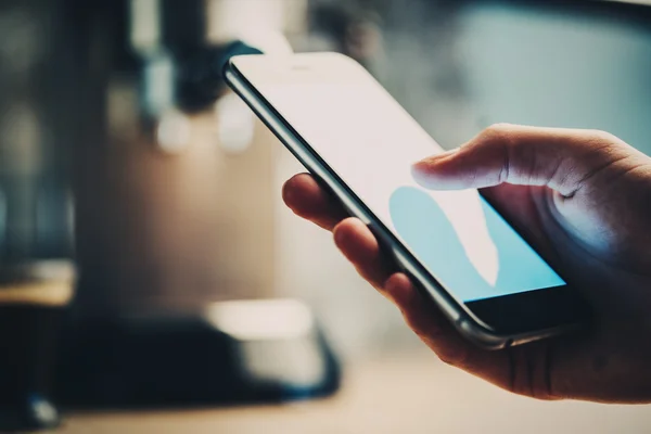 Close-up van meisje texting één of ander bericht en verzenden foto — Stockfoto