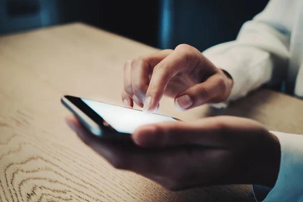 Closeup of girls hand using smart phone in cafe — Stock Photo, Image