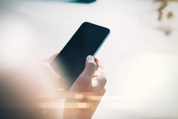 Mock up de menina usando seu smartphone na cidade com efeitos — Fotografia de Stock