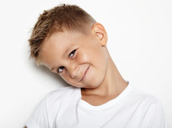 Porträt eines kleinen Jungen, der einige Emotionen zeigt — Stockfoto