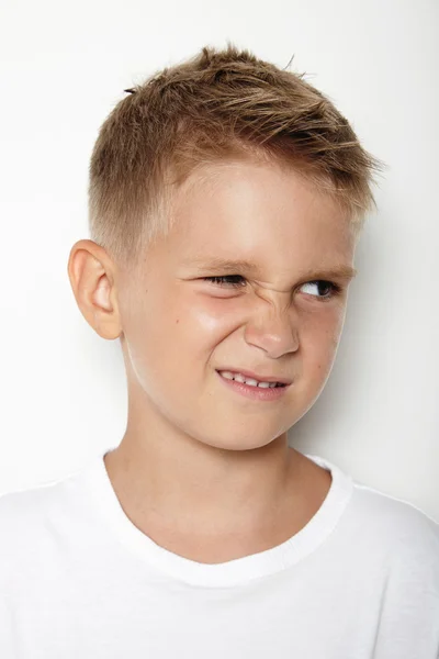 Retrato de un niño mostrando alguna emoción — Foto de Stock