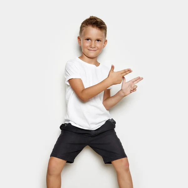 Retrato De Un Niño En La Camiseta Verde Sobre Fondo Blanco Fotos, retratos,  imágenes y fotografía de archivo libres de derecho. Image 11028924