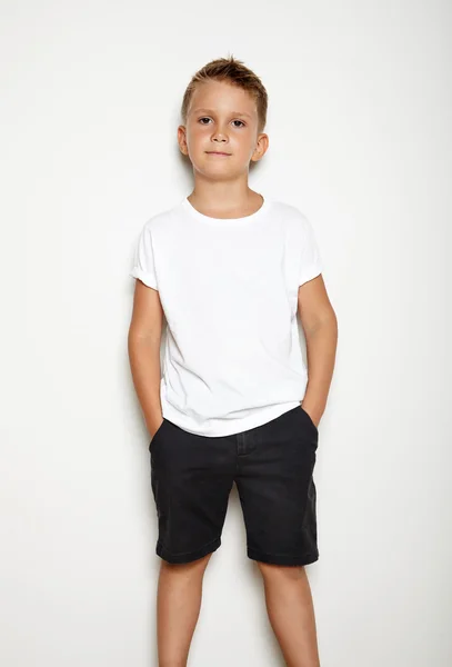 Attrappe eines kleinen Jungen in schwarzen Shorts — Stockfoto