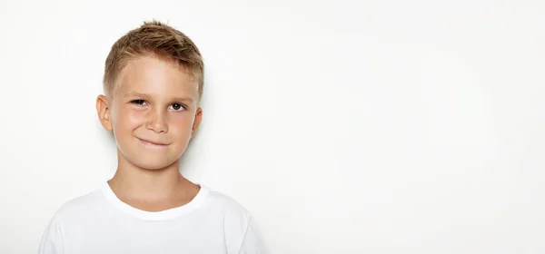 Attrappe eines jungen lächelnden Kindes auf weißem Hintergrund — Stockfoto