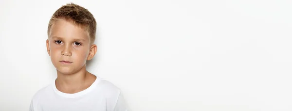 Κοροϊδεύω του χαριτωμένο μικρό αγόρι στο λευκό φόντο — Φωτογραφία Αρχείου