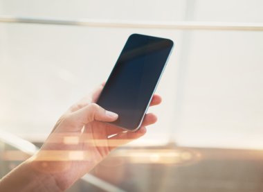 Onun smartphone ile görsel efektler kullanarak kız alay et