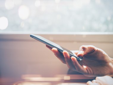 Bir akıllı telefon seyahat kullanarak adam alay et