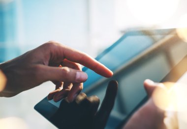 Etkileri ile şehirde onun tablet kullanarak kız alay et
