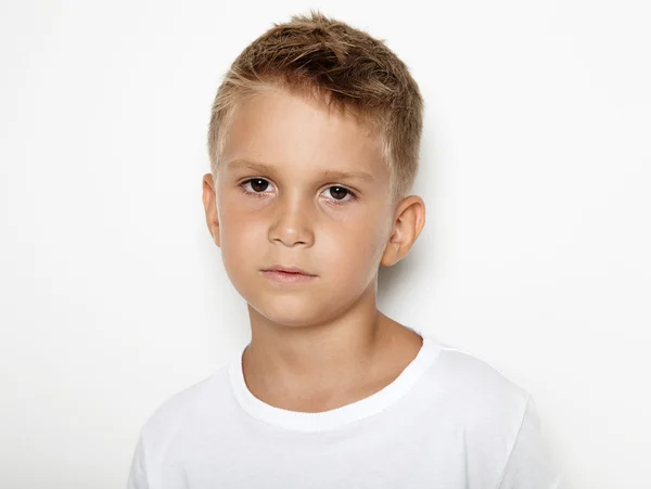 Πορτρέτο του νεαρό παιδί φορώντας άσπρο tshirt — Φωτογραφία Αρχείου
