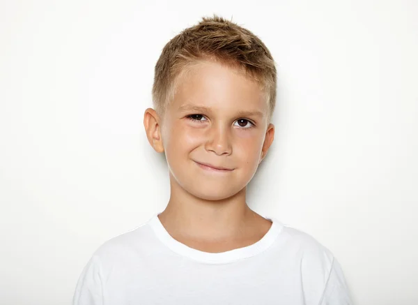 Porträt eines kleinen Jungen, der einige Emotionen zeigt — Stockfoto