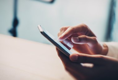 Bir kafede onu smartphone kullanan kız. Etkisi bulanıklık