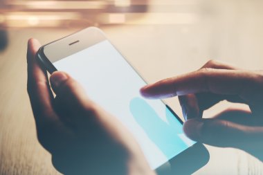 Akıllı telefon görsel efektlerle el kullanarak