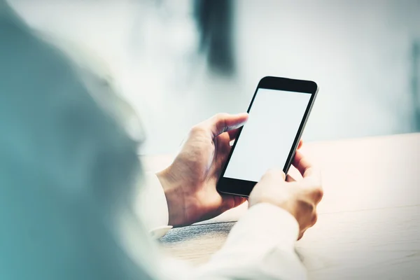 Smartphone em branco segurando na mão feminina . — Fotografia de Stock