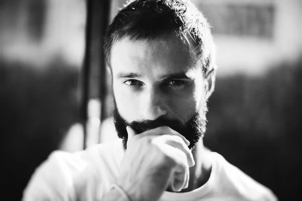 Portrait BW d'un homme barbu portant un t-shirt sur le fond bleu — Photo