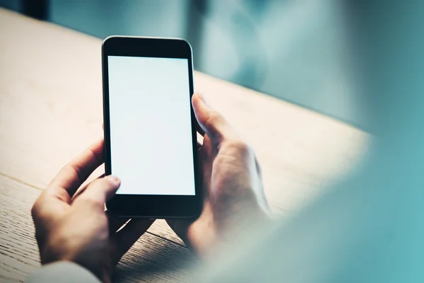 Teléfono inteligente sosteniendo en mano femenina . — Foto de Stock