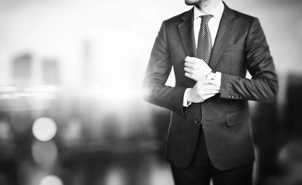 Imagen de BW del joven hombre de negocios sobre un fondo borroso — Foto de Stock