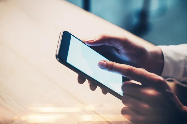 Smart phone holding in female hand.blank screen. — Stock Photo, Image