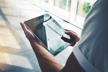 Adam holding tablet bir elinde