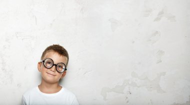 Beton duvar arka plan üzerinde boy gülümseyerek