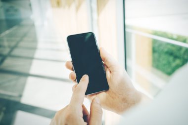Kadın elinde tutan akıllı telefon