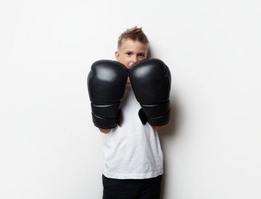 Boks eldivenleri ayakta şirin küçük çocuk