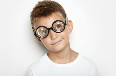 Beyaz gömlekli çocuk o gördü şaşırttı