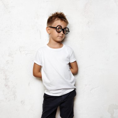 Küçük çocuk onun ellerini arkasından tutar