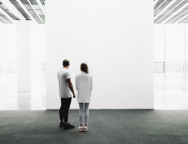 Erkek ve kadın Galerisi aracılığıyla yürüyüş