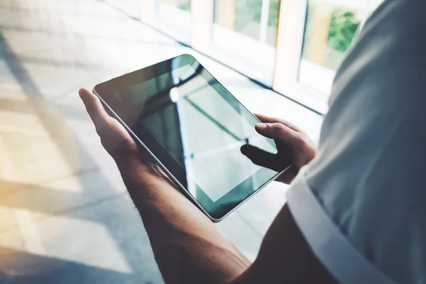 Tipo sosteniendo la tableta en una mano — Foto de Stock