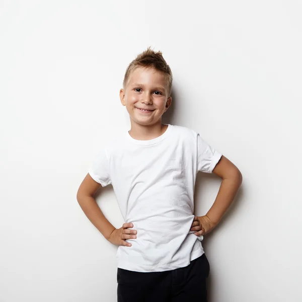 Sorrindo menino vestindo tshirt branca — Fotografia de Stock