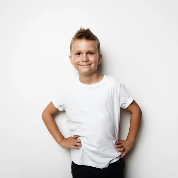 Junge trägt weißes T-Shirt und kurze Hosen — Stockfoto