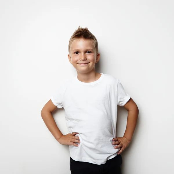 Menino vestindo tshirt branca e shorts — Fotografia de Stock