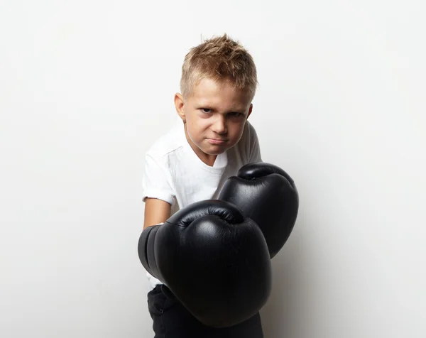 Pequeno lutador pugilista pronto para lutar — Fotografia de Stock