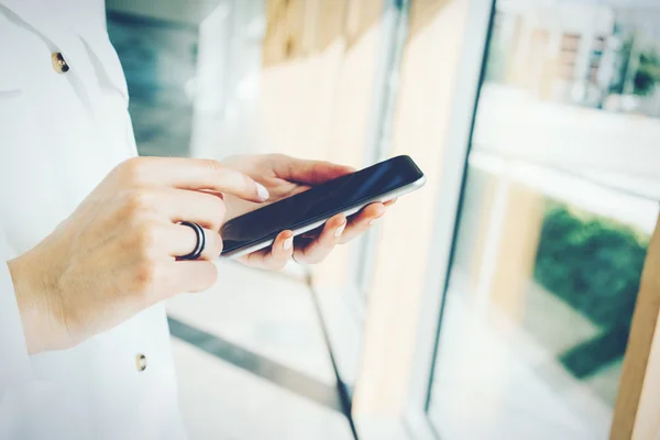 Smart telefon håller i kvinnliga händer — Stockfoto